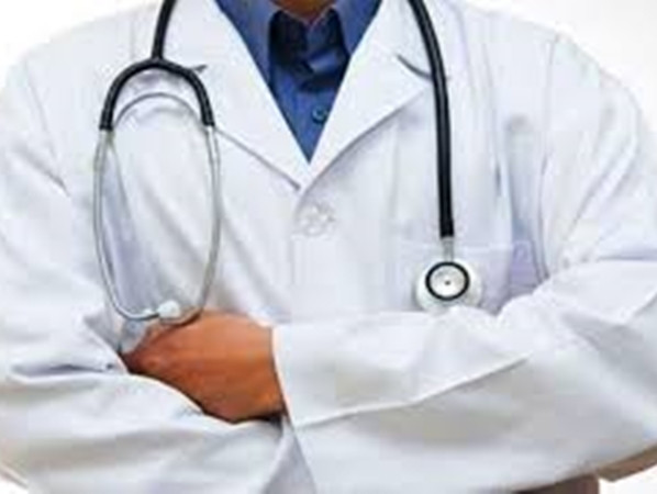 Vị bác sĩ trẻ dọa cho bệnh nhân sợ để… chữa chứng nấc cục.