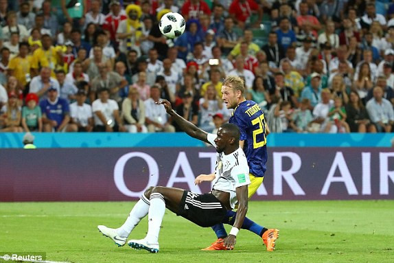 Tình huống dẫn đến bàn thắng của đội tuyển Thuỵ Điển. Ảnh Reuters.
