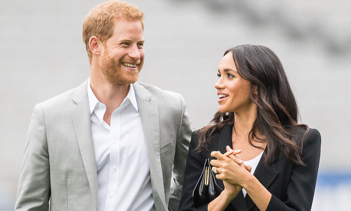 Hoàng tử Harry và Công nương Meghan Markle gây bất ngờ khi tuyên bố rút lui khỏi vai trò thành viên cấp cao trong Hoàng gia Anh. (Ảnh: Cosmopolitan)