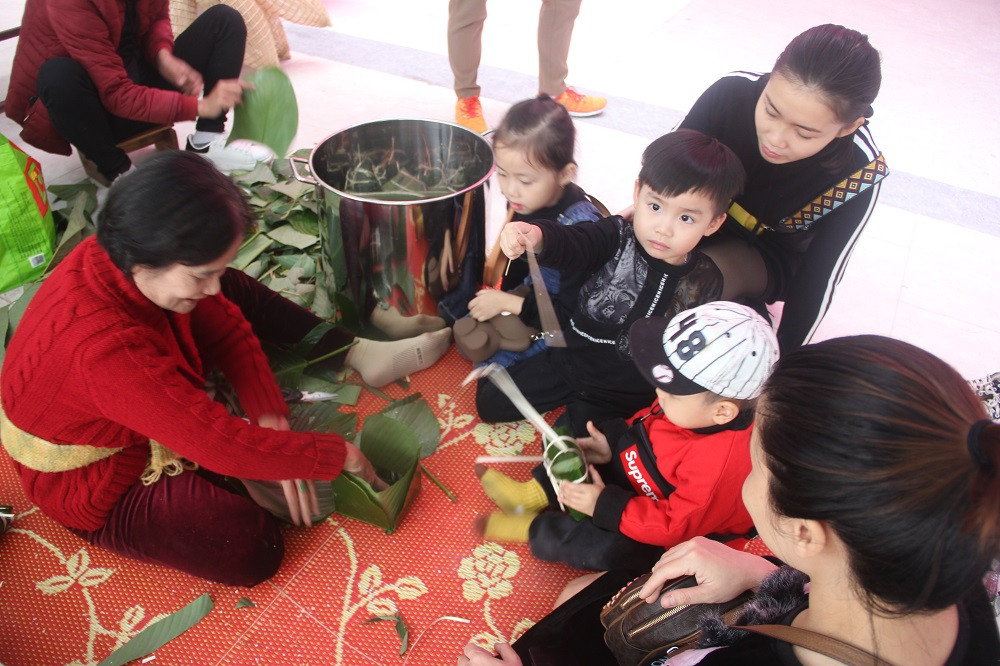 Không chỉ tổ chức các gian hàng Tết, tween còn được học gói bánh chưng cùng các bà, các mẹ nữa cơ!