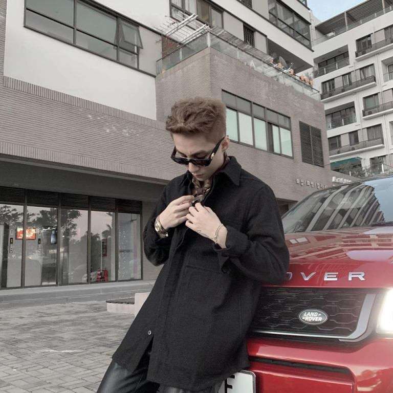 Tạm biệt những hình ảnh hầm hố hay tóc mái ngố lãng tử, giọng ca "Lạc Trôi" giờ đây đang chuộng những kiểu tóc vuốt cực ngầu, được cắt tỉa gọn gàng.