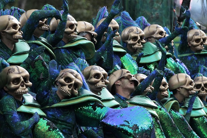 Lần đầu tiên cuộc diễu hành được tổ chức là năm 2016, được truyền cảm hứng từ bộ phim về James Bond: Spectre, trong đó có một đoạn mô về lễ hội này ở Mexico.