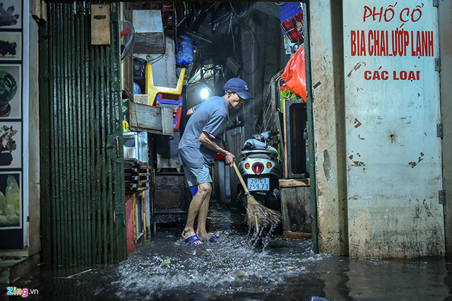 Các hàng quán phục vụ khách đều phải đóng cửa nghỉ sớm để dọn dẹp. Các hàng quán phục vụ khách đều phải đóng cửa nghỉ sớm để dọn dẹp.