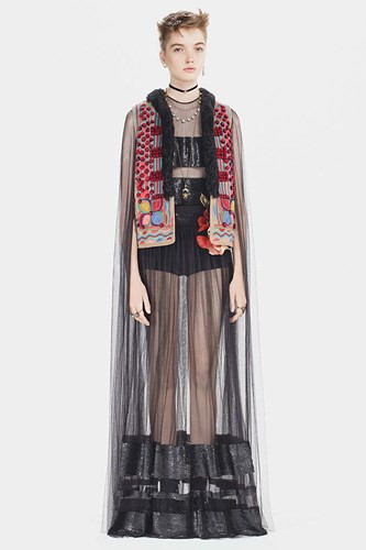 Thế nhưng cuối năm 2017, hãng thời trang danh tiếng Dior lại cho ra mắt một bộ sưu tập mà nhiều người dễ dàng chỉ ra những điểm tương đồng đến “kỳ lạ” với trang phục truyền thống của người dân ở Bihor.