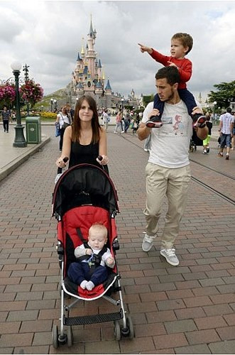 Cô cũng được nhìn thấy khi đến cổ vũ chồng trong các trận đấu quan trọng.