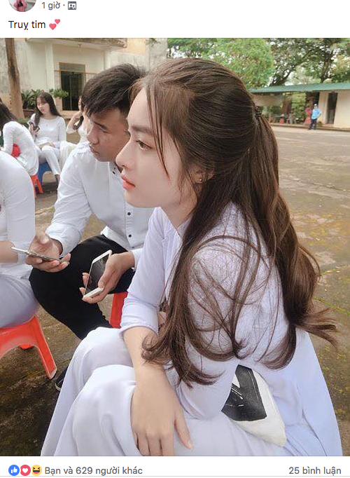 Bức ảnh của Anh Thư được cộng đồng mạng khen ngợi không dứt lời. Em được đặt nick-name: thiên thần áo trắng, cô gái sở hữu góc nghiêng thần thánh...