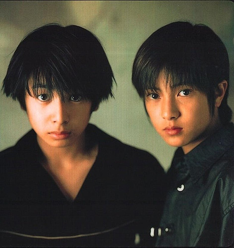 Ikuta Toma (trái) và Yamashita Tomohisa (phải) là một đôi bạn nổi tiếng tại Nhật vì vừa đẹp từ bé, vừa siêu nổi tiếng.
