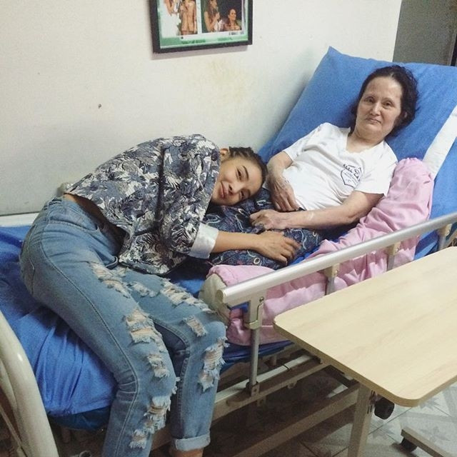 Người mẹ mà cô ngày đêm chăm sóc không phải mẹ ruột của cô.