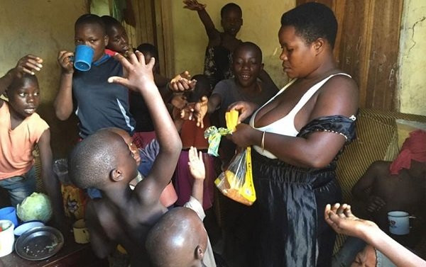 Chị Mariam chia đồ ăn cho các con.