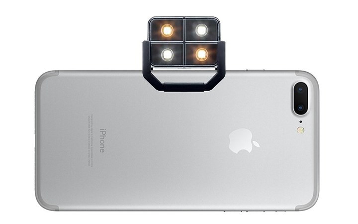 Đèn iBlazr 2 LED giúp những bức ảnh có ánh sáng tự nhiên mà không bị chói lóa hay mờ hình ảnh như đèn flash.