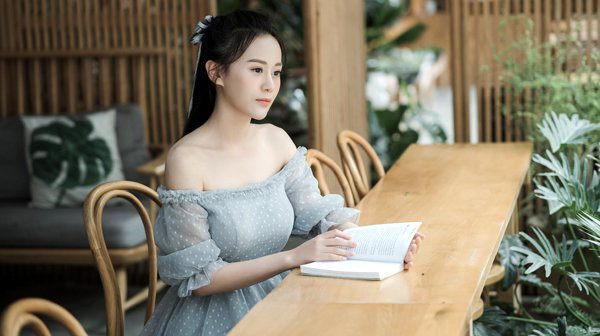 Khác với 2 nữ đồng nghiệp trong phim "Quỳnh búp bê", Phương Oanh thẳng thắn trong chuyện riêng tư hơn.