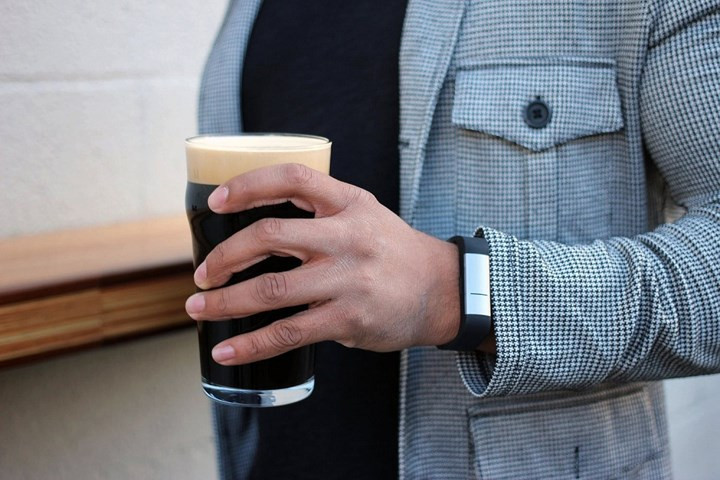 Đồng hồ Fibit theo dõi nồng độ rượu có thể theo dõi số lượng phân tử rượu có trong da và báo lên smartphone của bạn khi nồng độ rượu vượt mức cho phép.