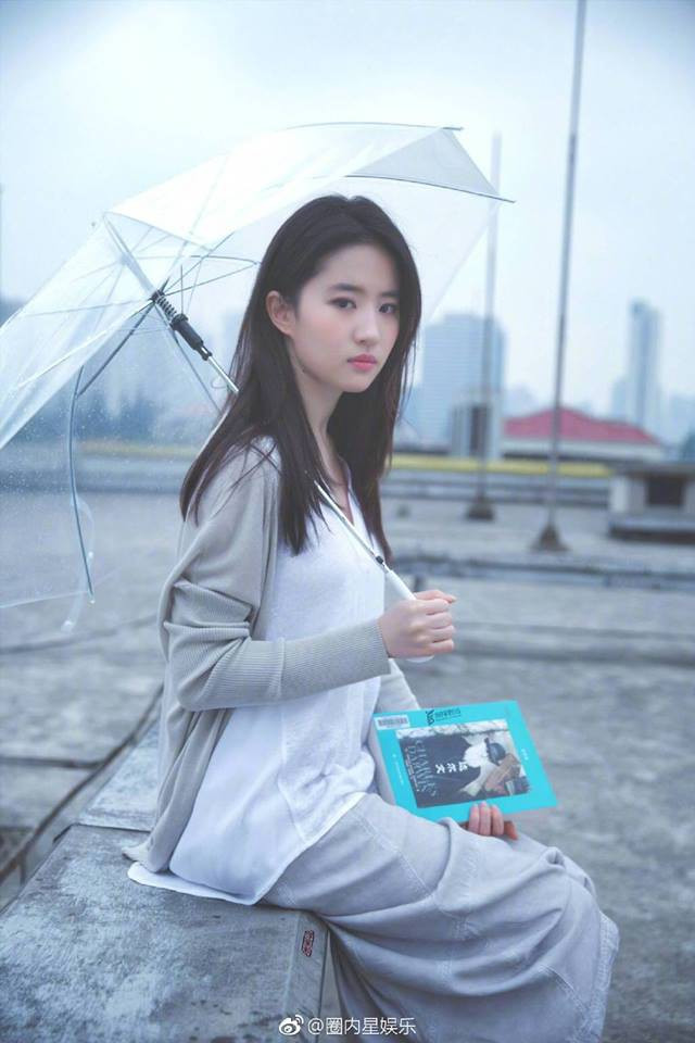 Lưu Diệc Phi có nhược điểm là nụ cười bị hở lợi, nên khi cô để mặt lạnh như thế này sẽ xinh đẹp hơn rất nhiều.