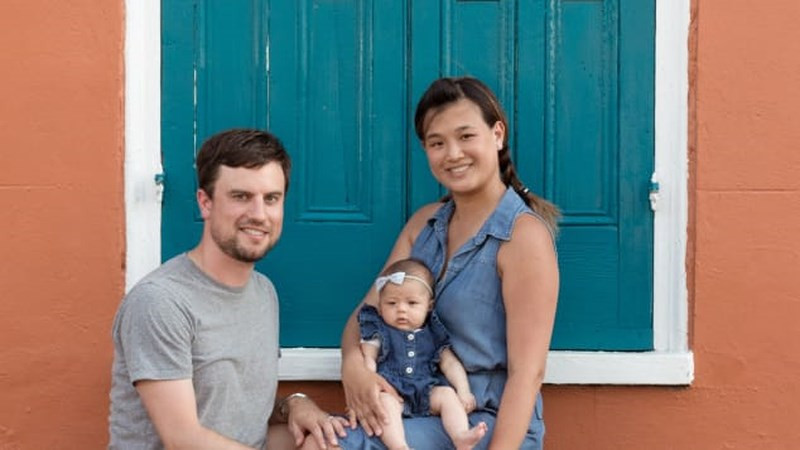 Tristan Yeats, 35 tuổi, là kỹ sư xây dựng đang nghỉ việc không lương; còn Cindy Lim, 32 tuổi, là luật sư đang nghỉ thai sản.