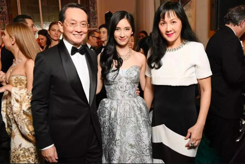 Lý Lãng Di xuất hiện bên người bố quyền lực và người mẹ nổi tiếng của mình.