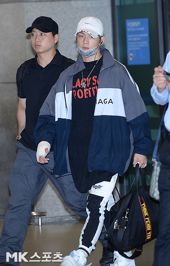 Fan không ngừng lo lắng khi thấy Kang Daniel rời Việt Nam với bàn tay băng bó ảnh 2 Fan không ngừng lo lắng khi thấy Kang Daniel rời Việt Nam với bàn tay băng bó ảnh 2