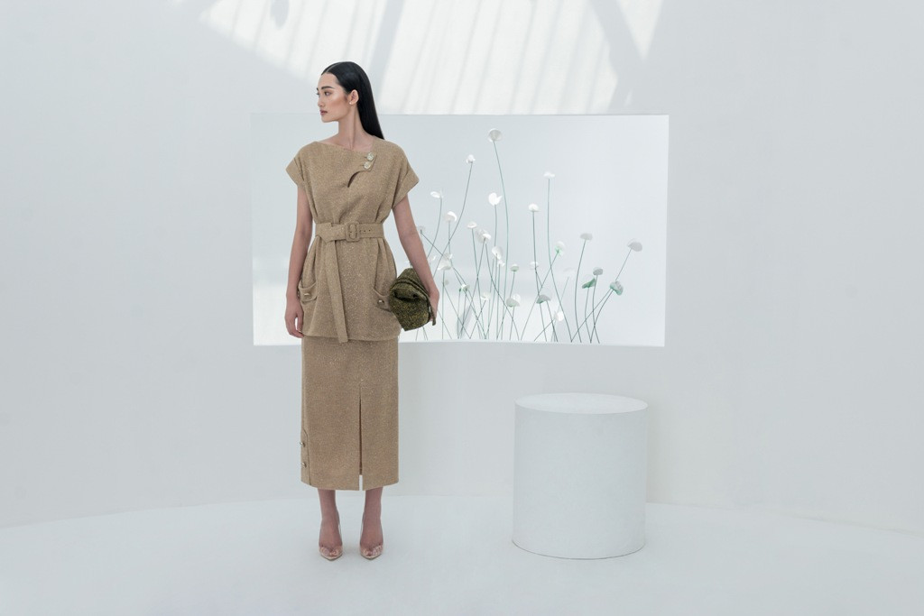 Điểm xuyến đặc biệt hơn lần này anh sử dụng những đường đột viền chỉ làm bằng tay tốn hàng giờ của những người thợ thủ công lành nghề để thực hiện.