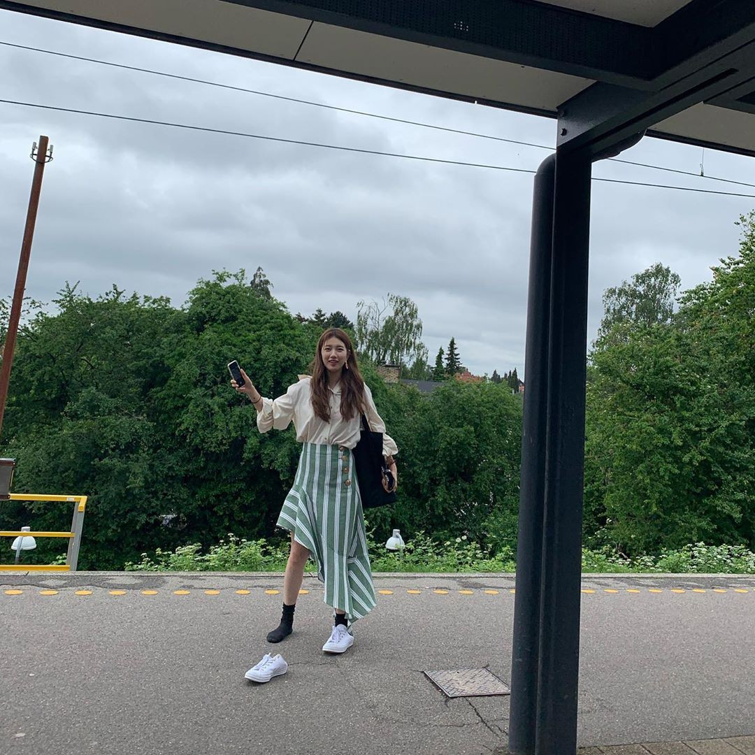 Người ta tạo dáng đủ kiểu mới chọn được ảnh ưng ý, Suzy thì một chân tuột cả giày cũng chẳng ngại khoe với các fan.