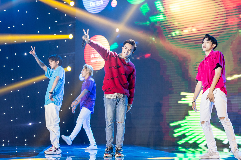 Fan phấn khích khi Soobin Hoàng Sơn nắm chặt tay Vũ Cát Tường trong tiết mục song ca ảnh 6