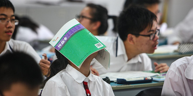 Đại học là mục tiêu hàng đầu với nhiều học sinh châu Á sau 12 năm đèn sách. Ảnh: Reuters, Sixth Tone.