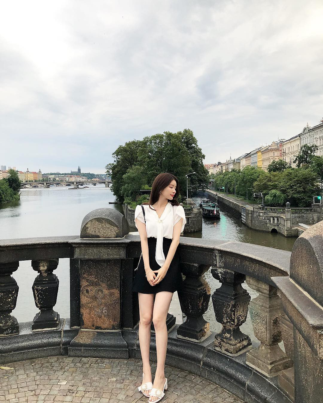 Tuy chỉ cao 1m61 nhưng Hyewon có đôi chân dài miên man