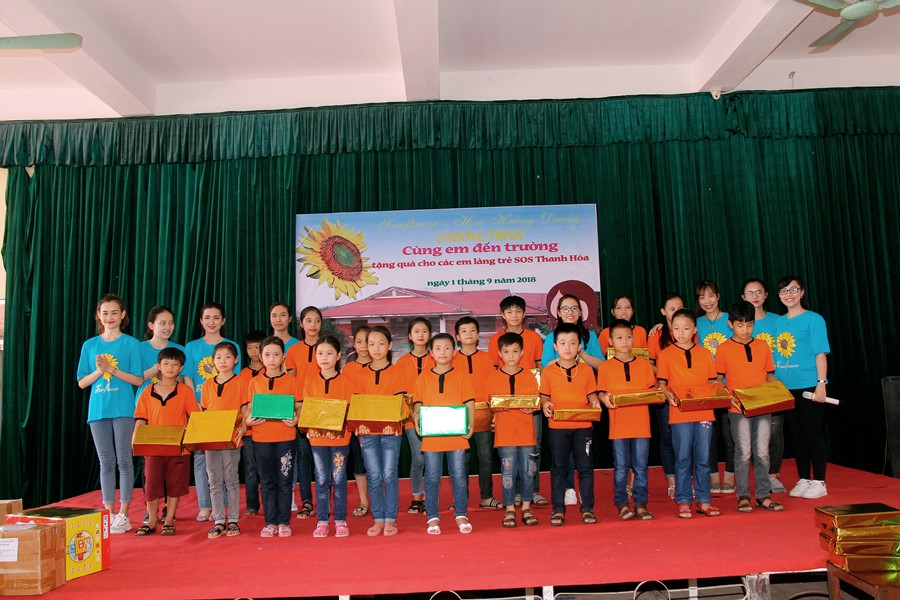 Những phần quà ý nghĩa được trao tới các em nhỏ nhân dịp khai trường.