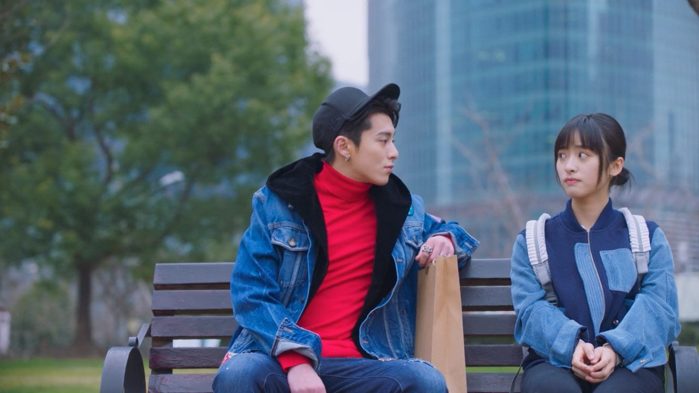 Cao quá à, thế tớ ngồi xuống nha.