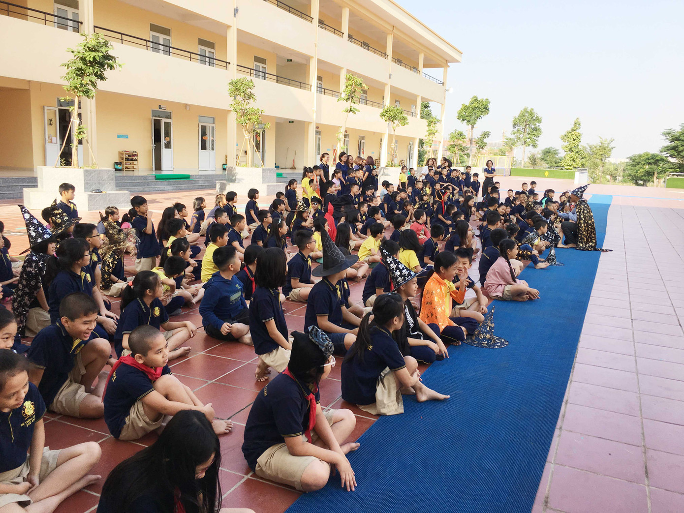 Các bạn học sinh sẽ được mặc trang phục Halloween nguyên ngày 31/10 luôn!