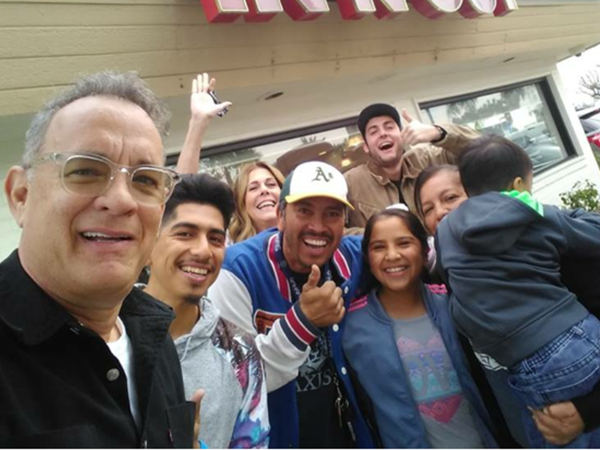 Một bức ảnh Tom Hanks chụp cùng mọi người ở tiệm ăn, được chia sẻ trên mạng xã hội.