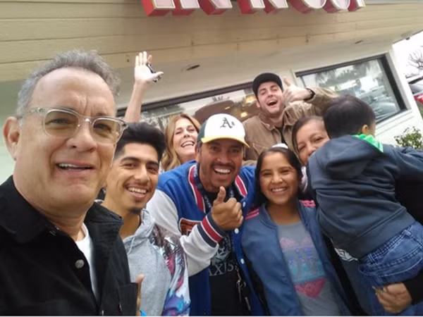Một bức ảnh Tom Hanks chụp cùng mọi người ở tiệm ăn, được chia sẻ trên mạng xã hội.