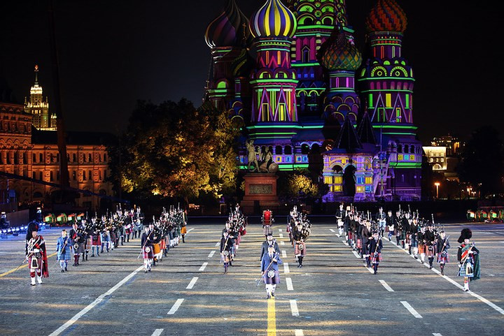 Đội quân nhạc biểu diễn kèn và trống của Scotland.