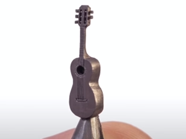 Cây đàn guitar thu nhỏ.