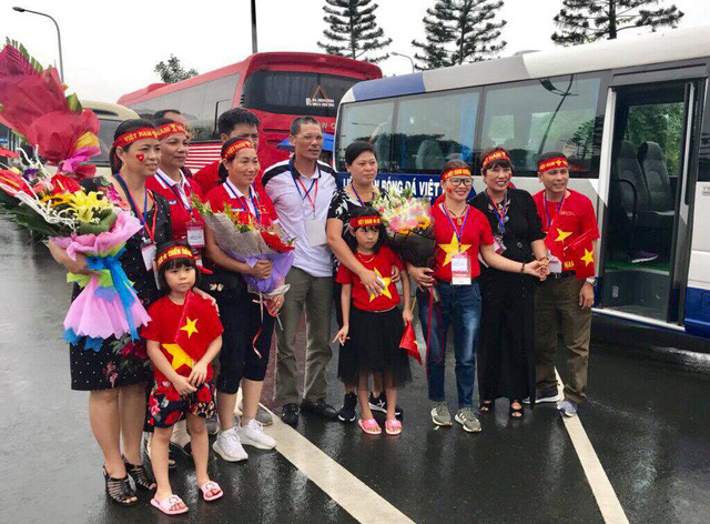 Bố mẹ tiền vệ Quang Hải cùng phụ huynh của các cầu thủ có mặt từ rất sớm, đợi đón con em mình.