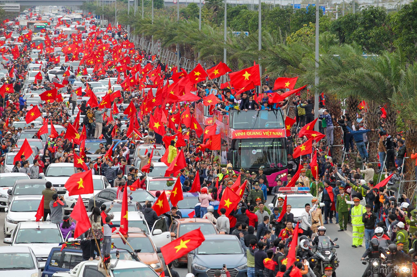 Hình ảnh cờ đỏ và dòng người được ví như "Quốc Khánh lần thứ hai" của nước nhà đấy! (Ảnh: Lê Minh Sơn)