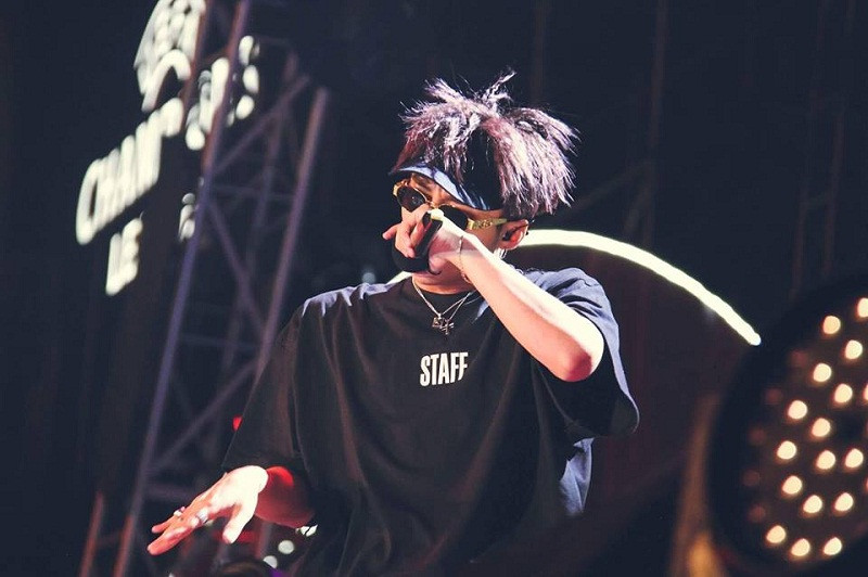 Anh chàng lại khiến fan trầm trồ khi xuất hiện với kiểu tóc khá bụi bặm trong một chương trình ca nhạc.