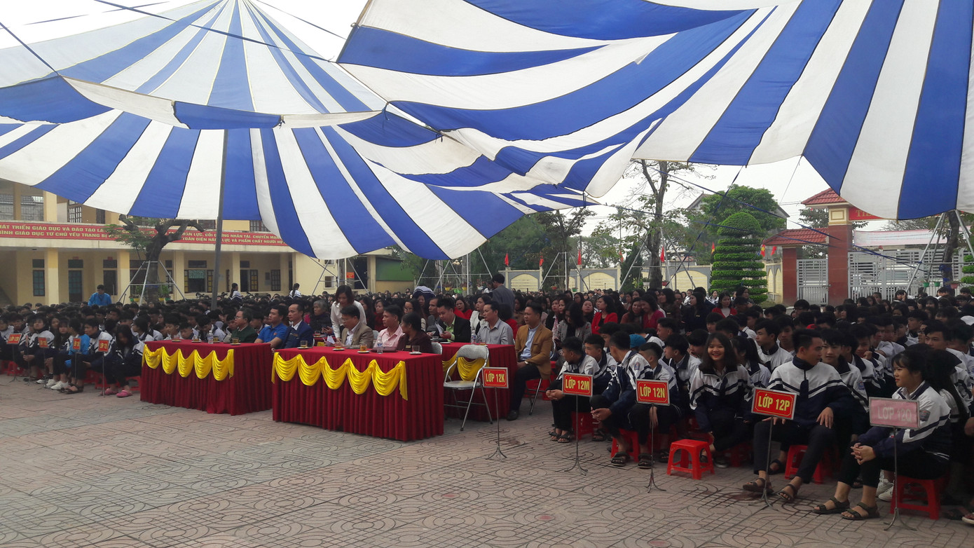 Chương trình Xuân gắn kết - Tết yêu thương thu hút sự tham gia của đông đảo thầy cô và các bạn học sinh THPT Cẩm Bình.