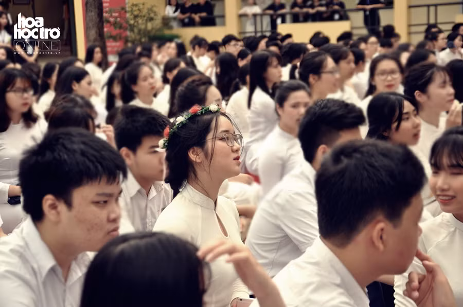 Buổi chào cờ diễn ra trong sự hào hứng và tiếc nuối của các bạn lớp 12.