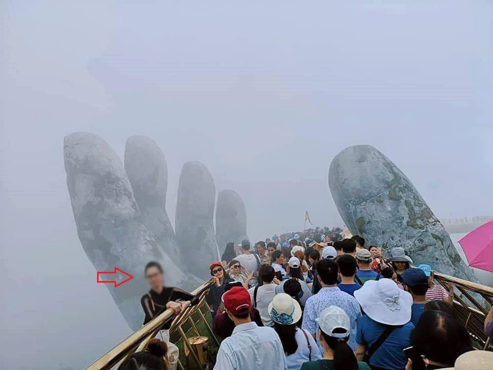 Cô gái leo ra bên ngoài lan can cây cầu để chụp hình "sống ảo".