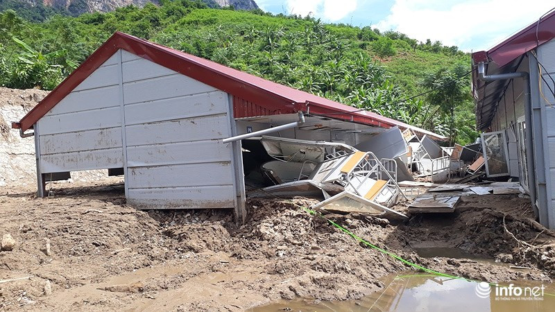 Sau trận lũ quét, toàn trường chỉ còn lại đống đổ nát.