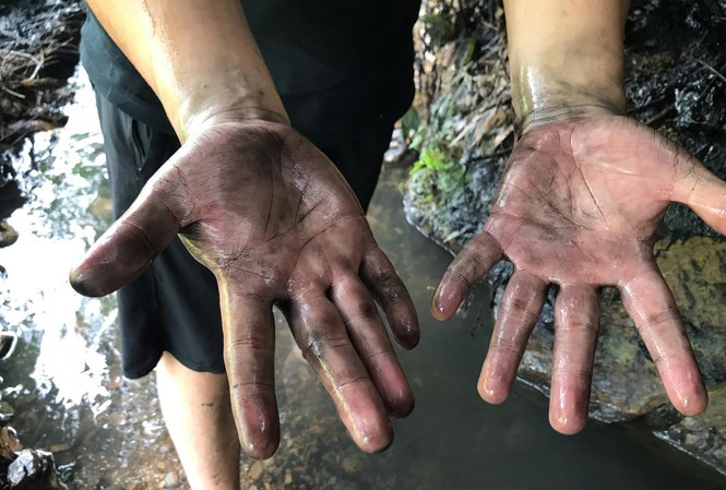 Kênh dẫn nước vào nhà máy nước sông Ðà nồng nặc mùi khét và lẫn cả dầu nhớt. Ảnh: Cao Nguyên.