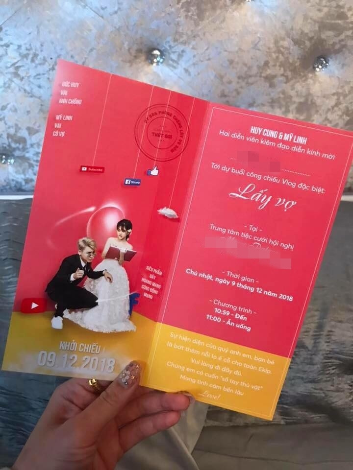 Tấm thiệp được thiết kế dưới dạng một vé mời tham dự buổi công chiếu vlog đặc biệt.