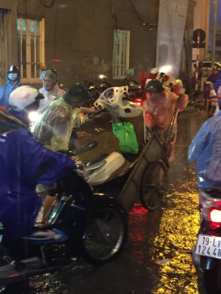 Cơn mưa lớn đổ bộ bất ngờ khiến nhiều người không kịp trở tay, giao thông ở nhiều tuyến phố rơi vào tình trạng lộn xộn. (Ảnh: FB Bo Phuc)