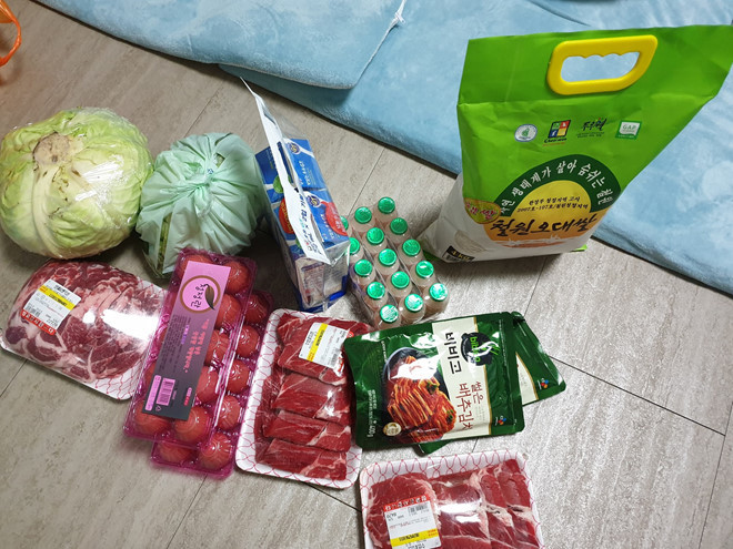 Ông Park không quên mang đồ ăn bồi bổ cho các học trò của mình. Ảnh chụp màn hình.