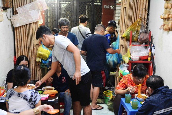 Dù quán nhỏ nhưng 4 người phục vụ có lúc vẫn không xuể. ẢNH: HỒNG THẮM.