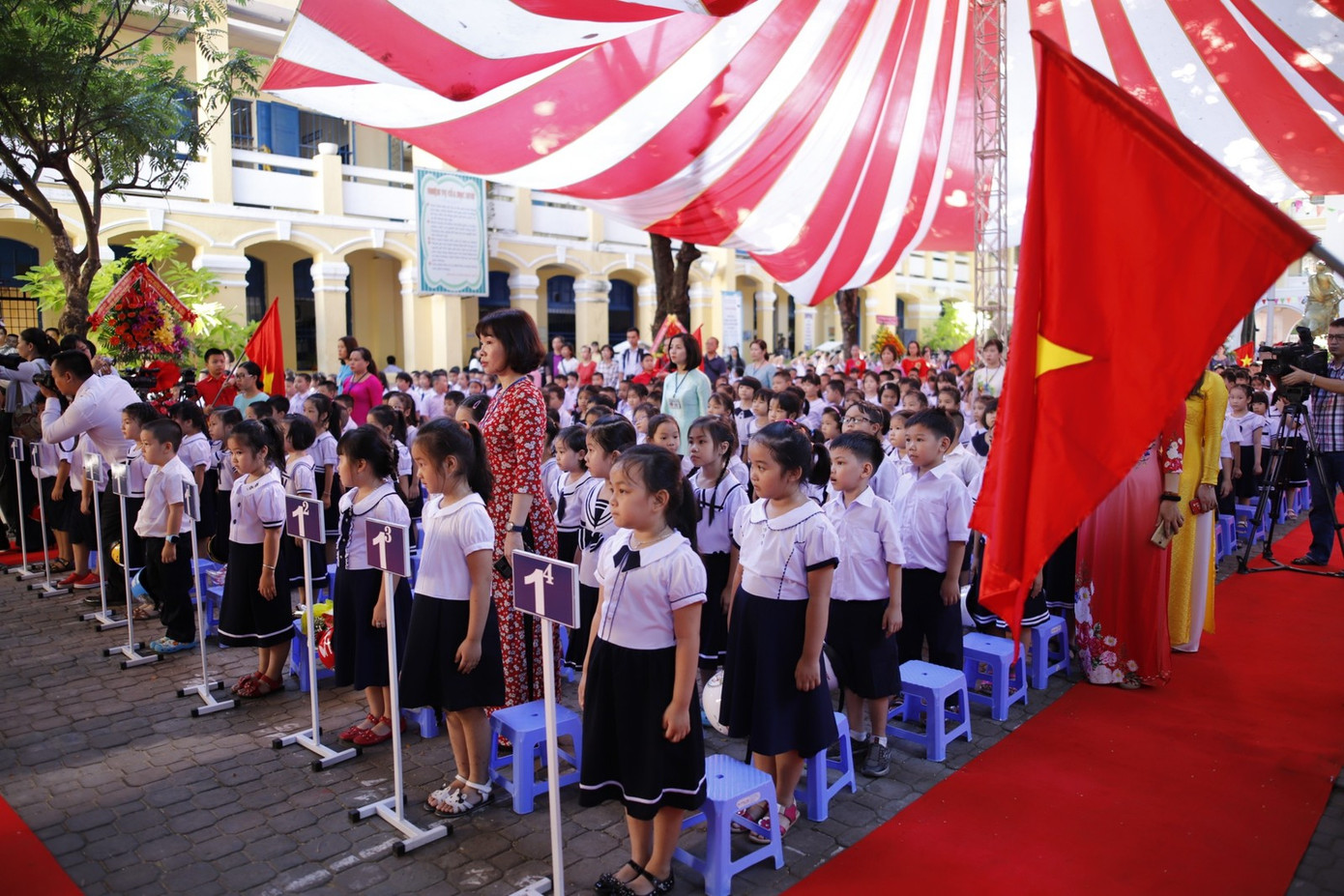 Các cô cậu "đại học chữ to" tỏ ra rất chỉn chu, nghiêm ngắn trong những phút đầu làm lễ.