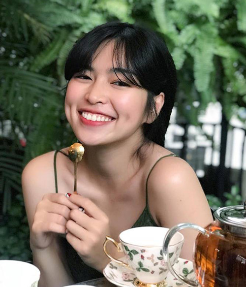 Ưu điểm lớn nhất của Khánh Vân là làn da căng bóng và má lúm đồng tiền. Những khi cô bạn nở nụ cười, cả gương mặt trông bừng sáng rạng rỡ.