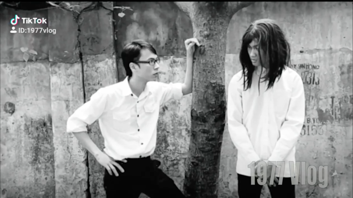 Hình ảnh những cô cậu học trò 8-9x được 1977 Vlog tái hiện theo phong cách lầy lội, hài hước.