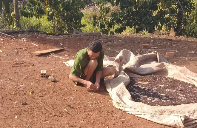 Nhìn cha ngày một gầy đi, tiều tụy hơn, chàng trai lại tự động viên mình phải cố gắng hơn nữa. (Ảnh: FBNV)