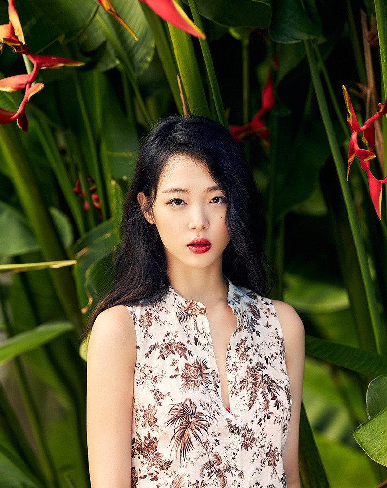 Chẳng biết Sulli trong năm 2019 có phá cách thêm lần nào nữa không, nhưng ai cũng thích ngắm Sulli với mái tóc dài tự nhiên như thế này. Hóa ra mái tóc đơn giản này mới đúng là thứ giúp tôn nhan sắc Sulli lên mức cao nhất.