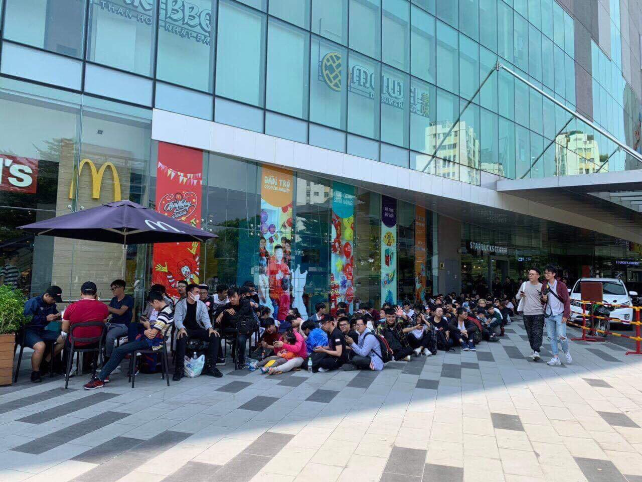Tuy nắng nóng, các bạn trẻ vẫn xếp hàng rất kiên nhẫn, với tâm trạng hào hứng khi có cơ hội là những người đầu tiên được xem Avengers: Endgame ở Việt Nam.